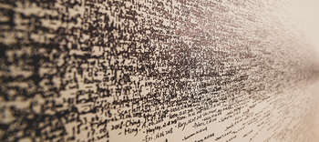 Linguistik Abbildung eines beschrifteten Pergaments.